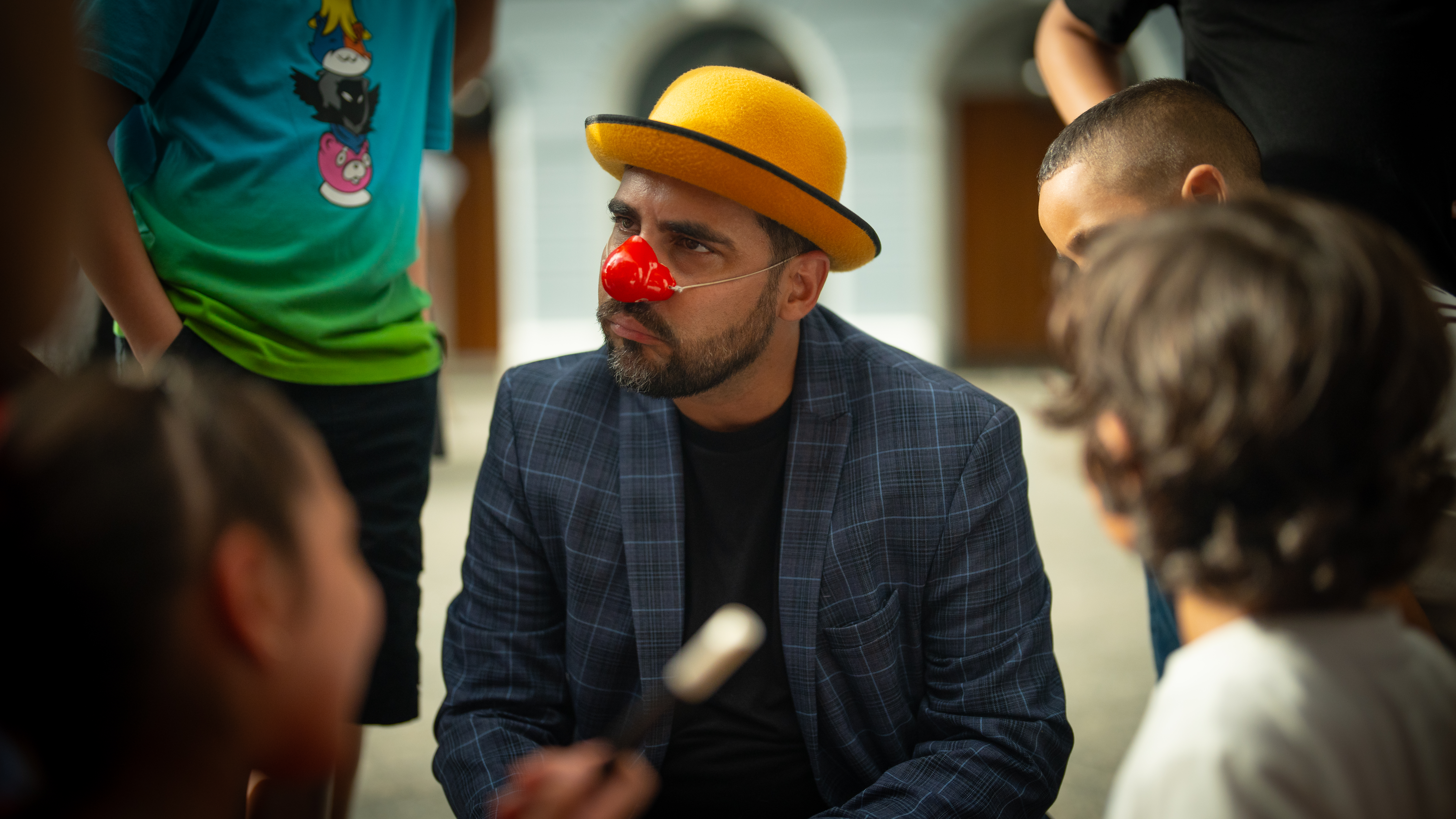 Mr. Dwella con su maleta de pegatinas — San Juan Es Magia 2023