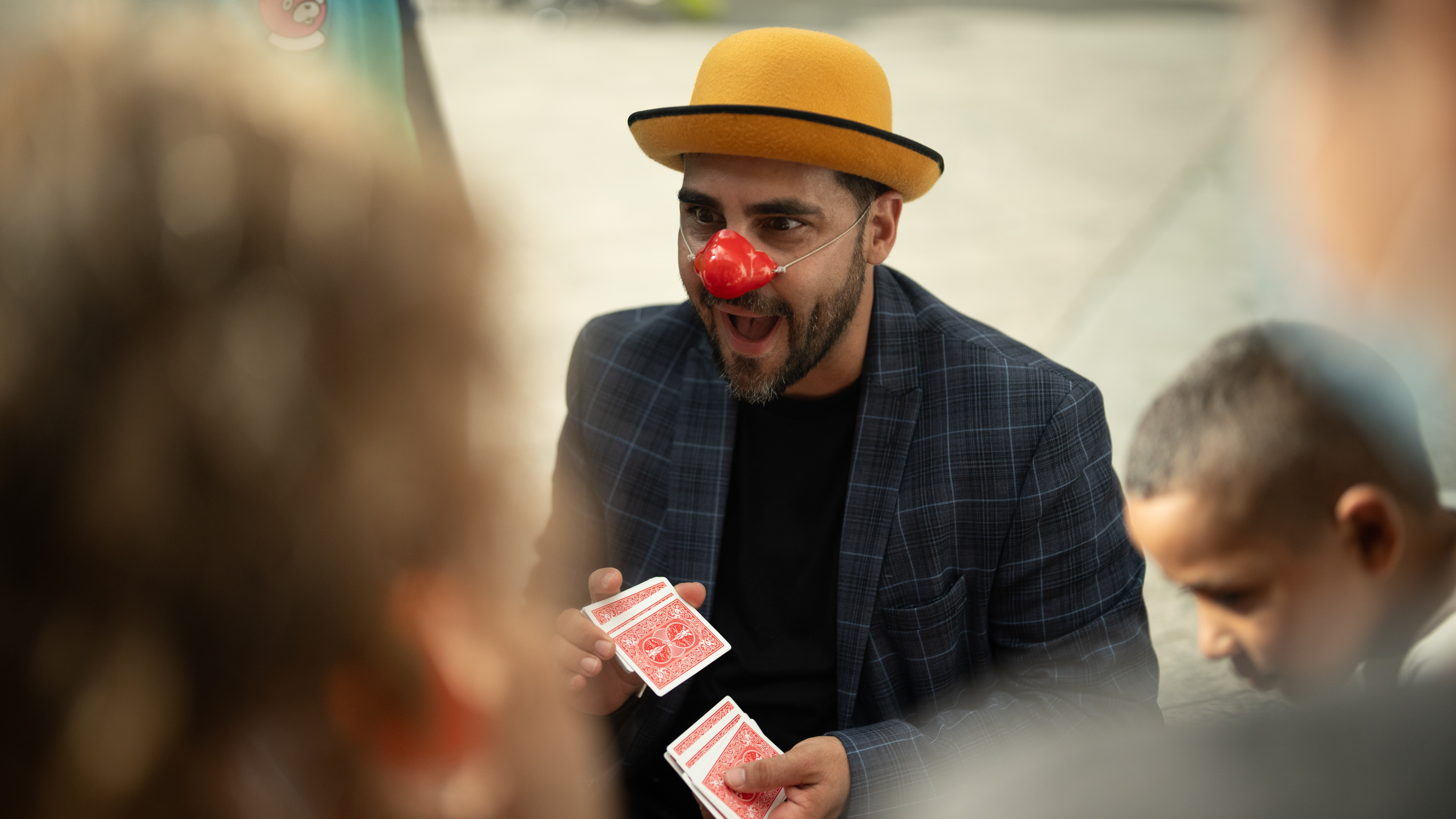 Mr. Dwella con cartas y niños — San Juan Es Magia 2023